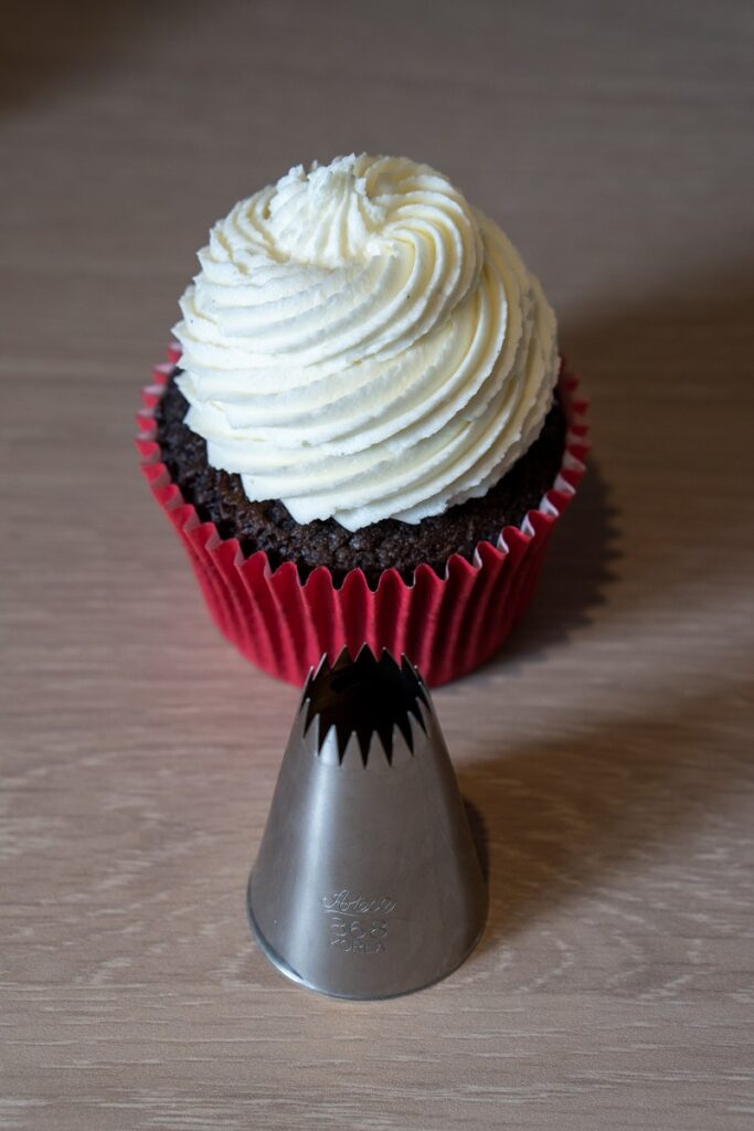 Icing nozzles outlet for cupcakes