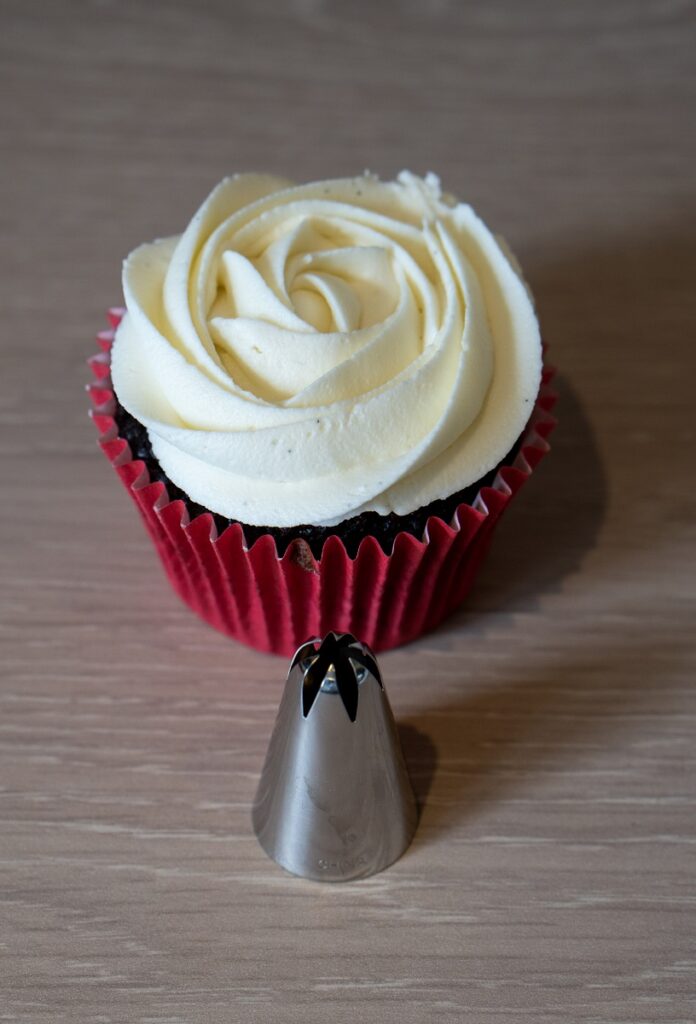 Rose nozzle for outlet cakes